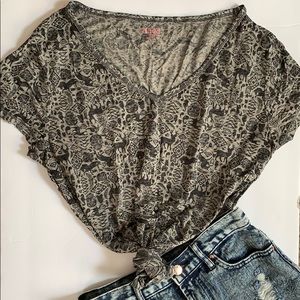 V-neck short sleeve T-shirt